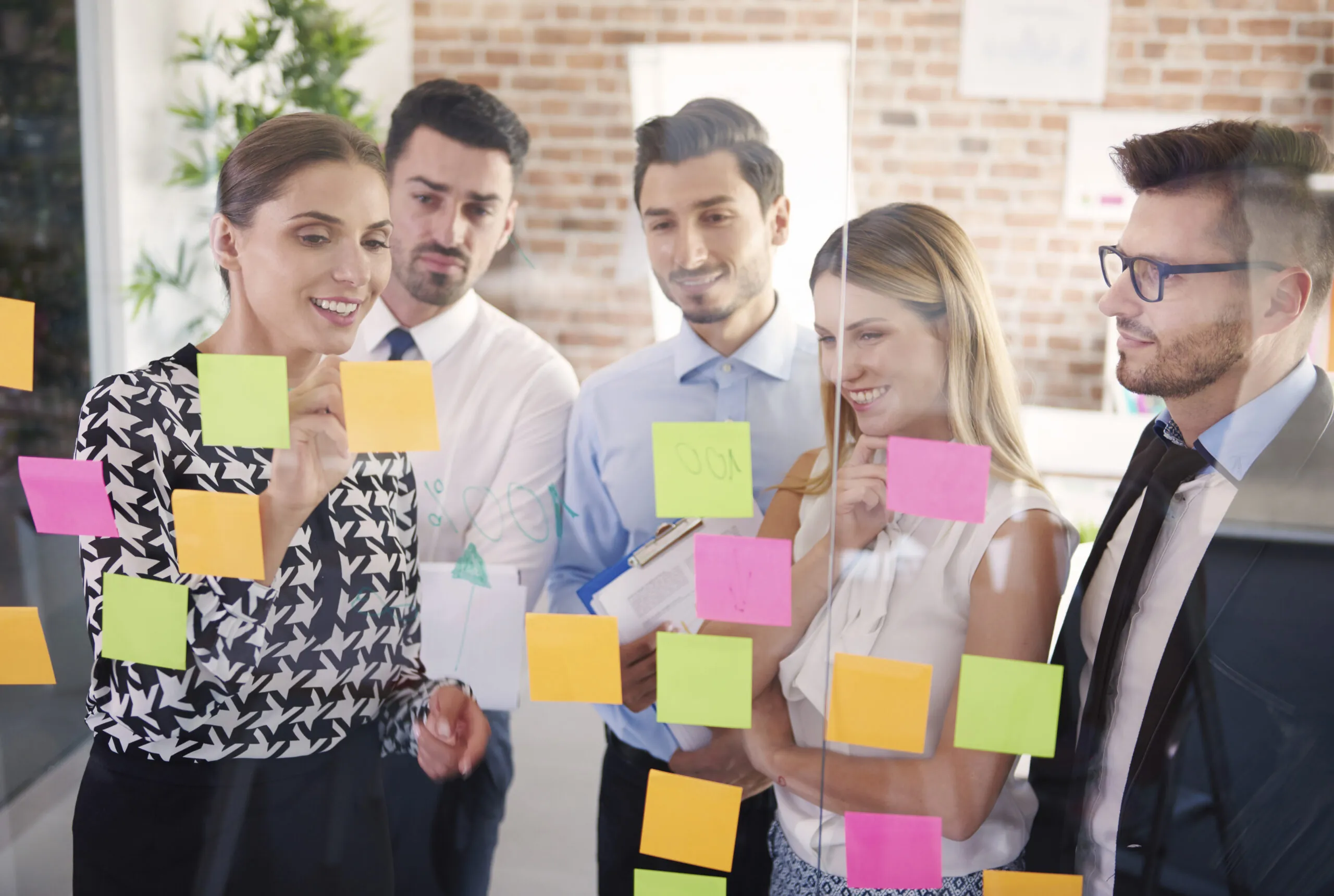 Equipe usando a metodologia de Scrum para planejar o trabalho