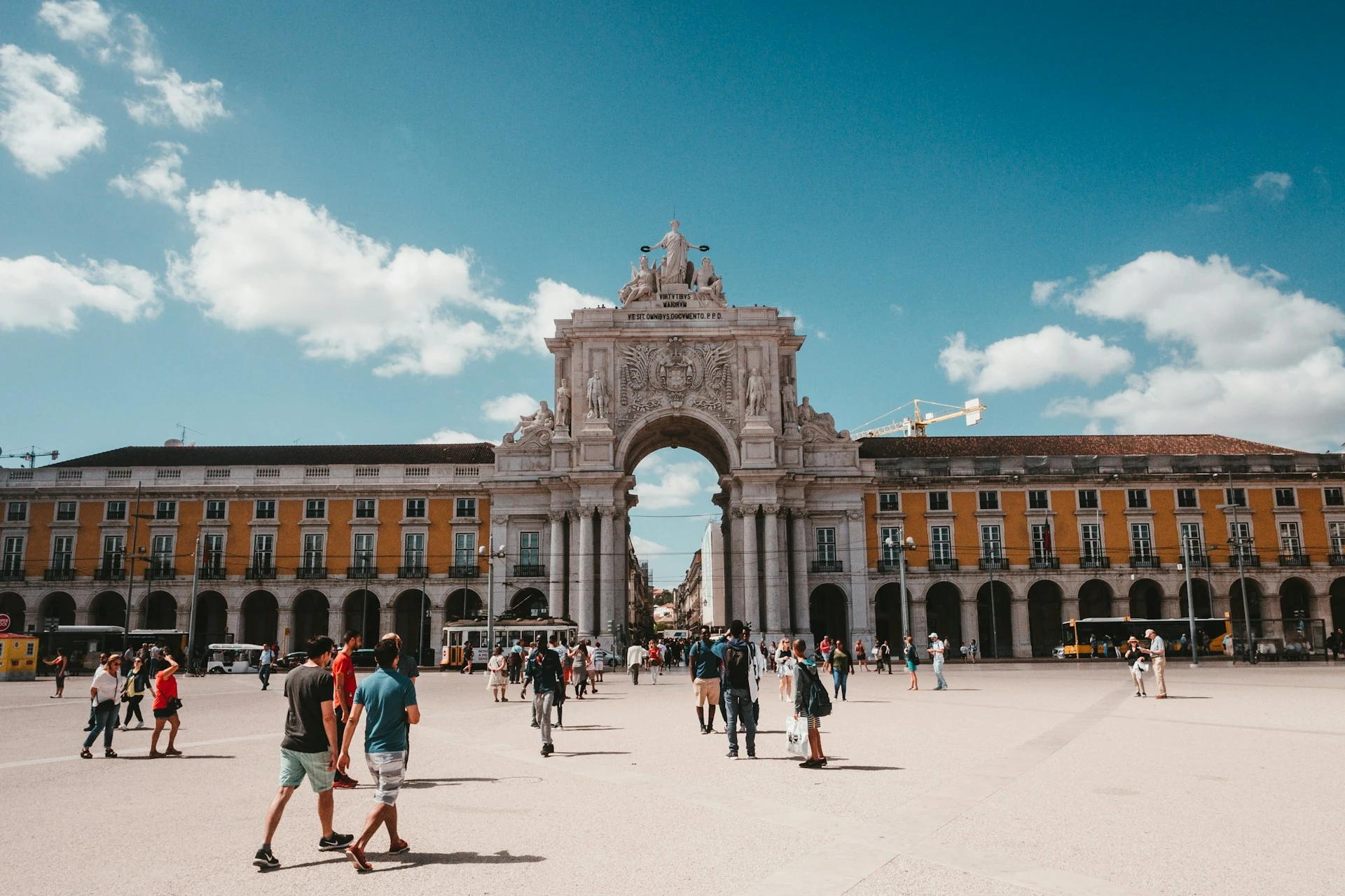 Foto do Arco da Rua Augusta na praça do comércio, Portugal