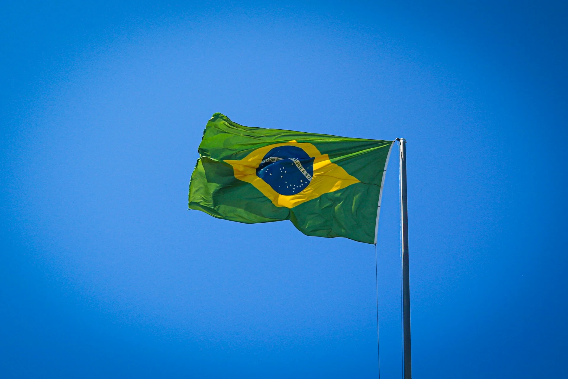 Foto da bandeira do Brasil; salário mínimo em 2026 aumenta para R$ 1.630