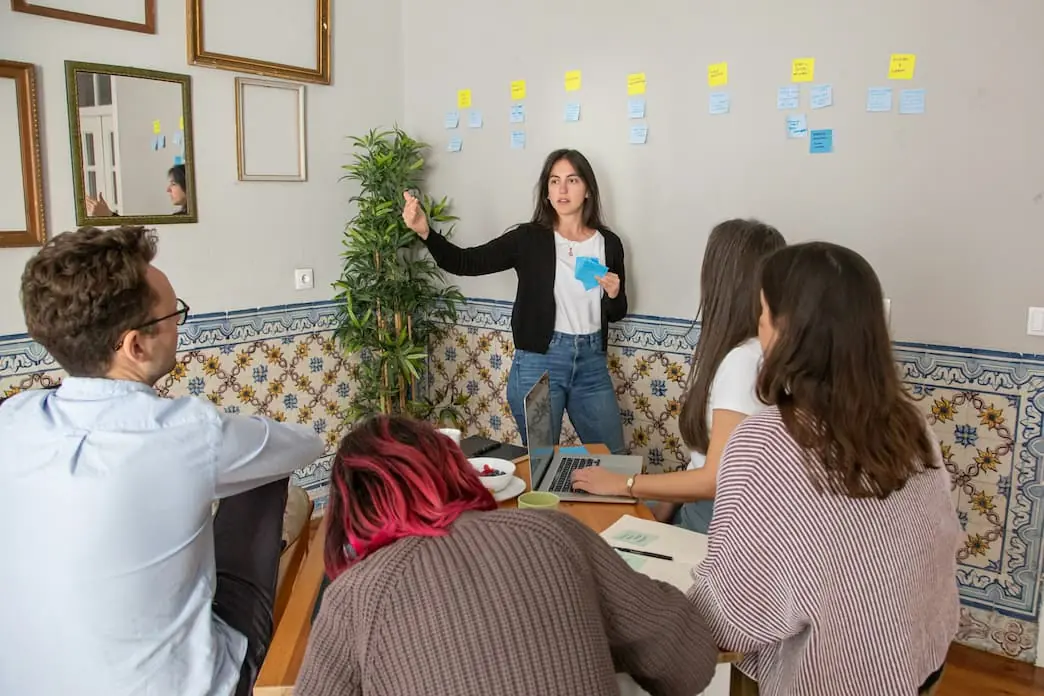 Equipe usando a metodologia de Scrum, com o Scrum Master a liderar o planejamento do trabalho