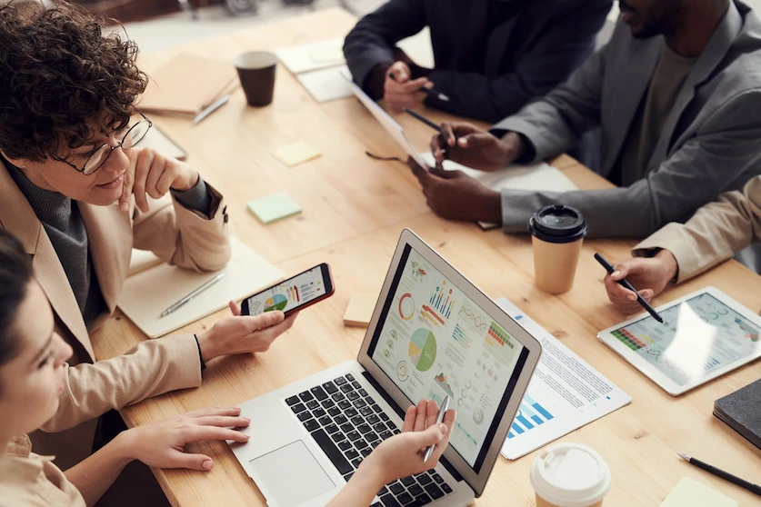 Equipe usando people analytics para tomar decisões informadas