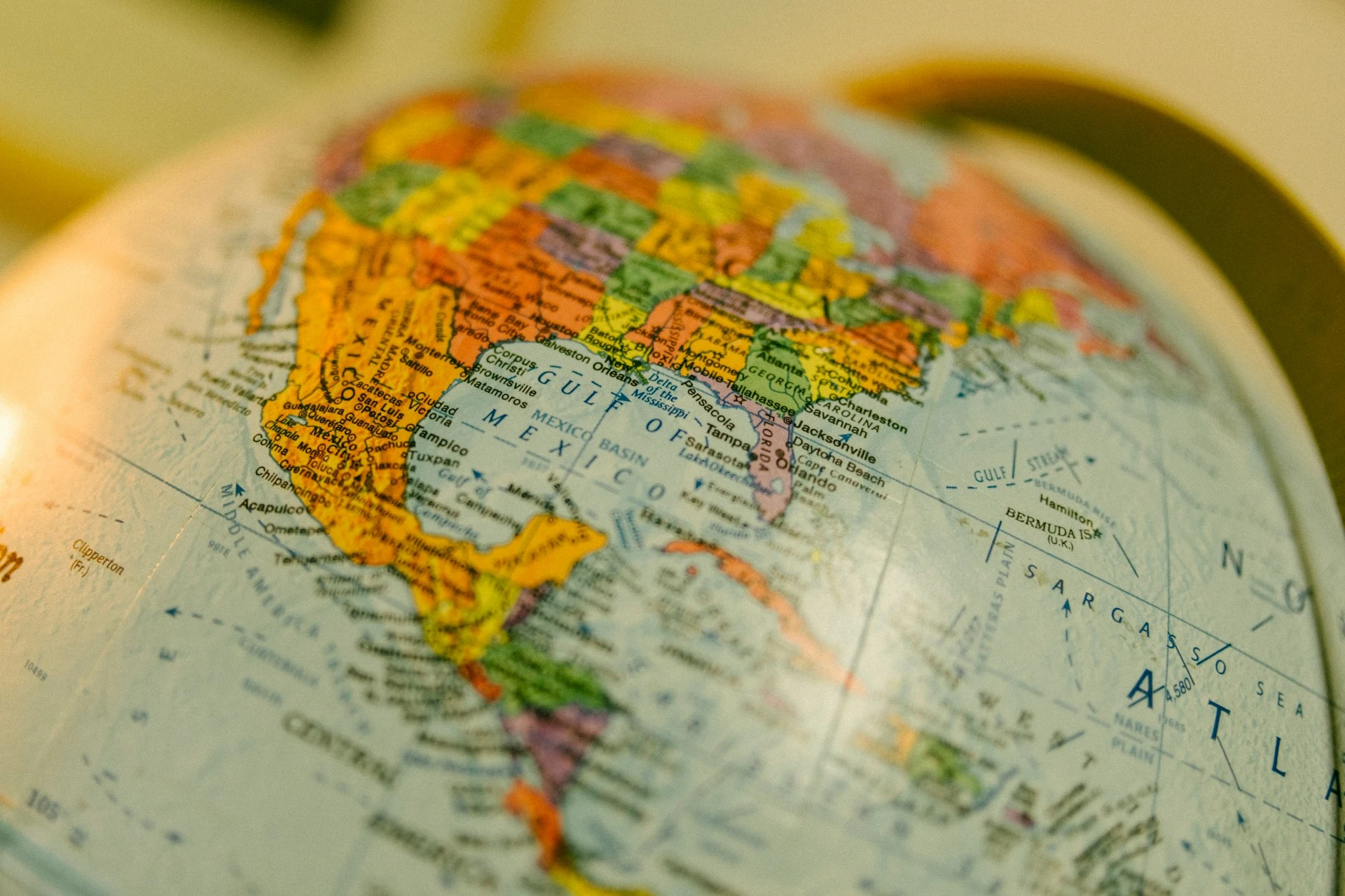 Un colorido globo terráqueo que muestra América del Norte y Centroamérica