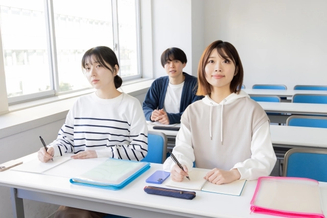 大学で講義を受ける学生