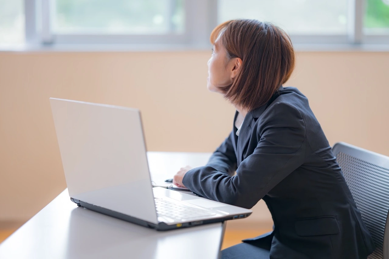 手を止めて窓の外を見る人。