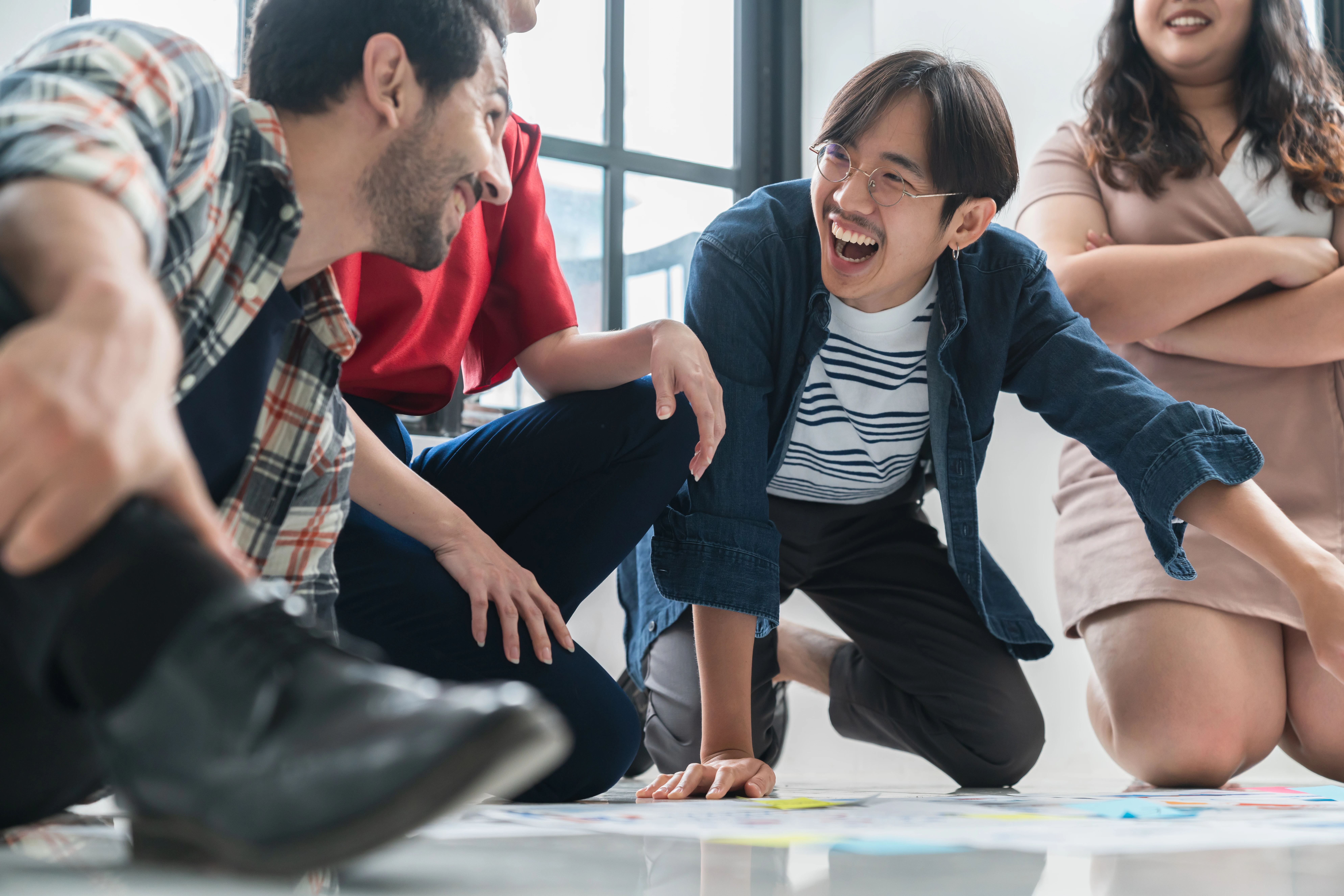 一群员工在办公室大笑。